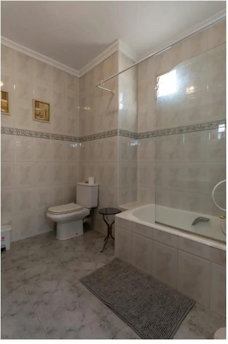 Habitación Almería: Apartamento espacioso con 5 dormitorios y 2 baños