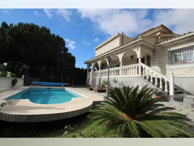 Casa-Villa de 4 Dormitorios en venta Marbella, España