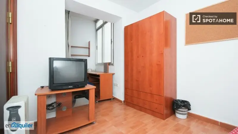 Habitación con TV en Piso Compartido Centro Granada