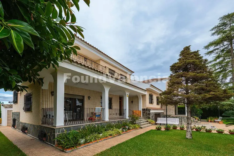 Chalet con 2 Viviendas en L Eliana Valencia Jardin Piscina