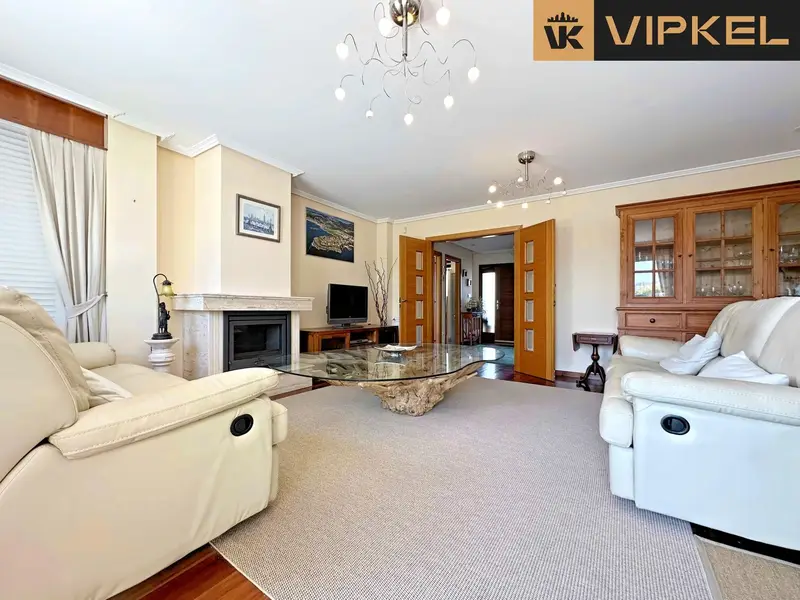 Venta Chalet en Oleiros con Vistas al Skyline Coruñes