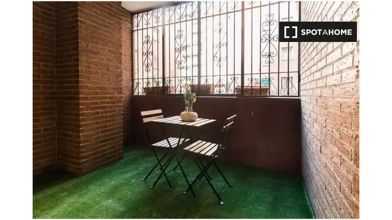 Alquiler de habitaciones en apartamento de 6 dormitorios en Pacífico, Madrid