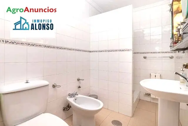 Venta  de Casa con jardín y piscina en Granada