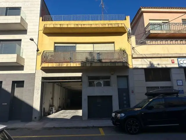 Casa con Nave Industrial y Vivienda - Oportunidad en Costa Brava