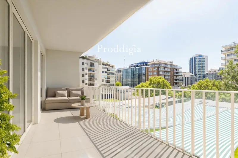 Vivienda Familiar en Turó Park a Reformar con Terraza y Garaje
