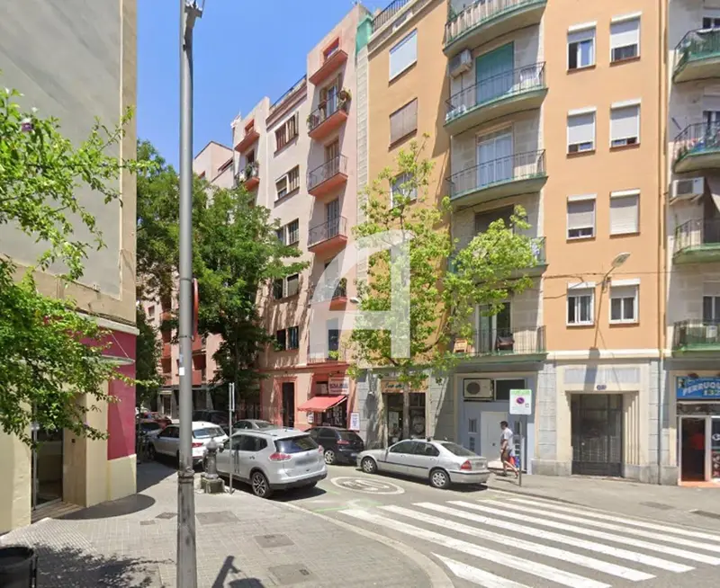 5 Viviendas en El Poble-sec con Alta Rentabilidad