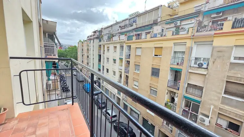 Piso en Nou Barris con balcón y mucha luz natural