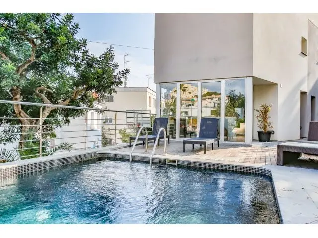 Moderna Casa Familiar en Vallpineda con Piscina y Jardin