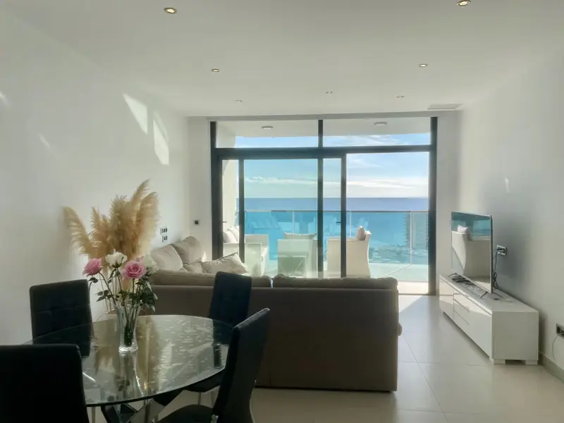 Apartamento en Benidorm con Vistas al Mar y Complejo con Piscina