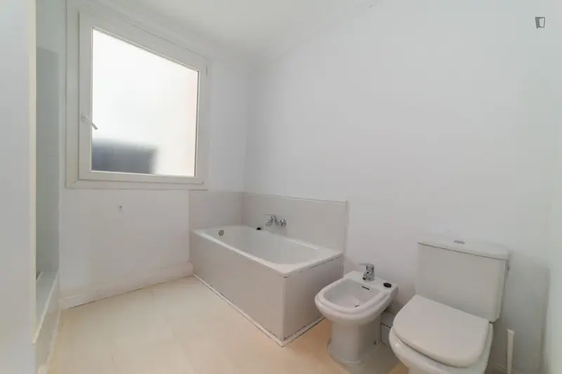 Habitaci	ón Doble con Balc	ón - Piso Compartido