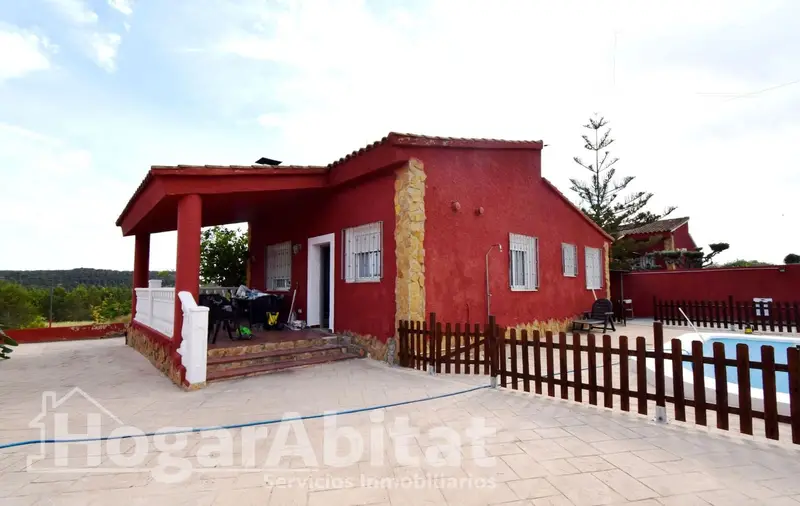 Chalet en Venta en Montserrat Valencia con Piscina y Garaje