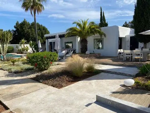 Casa en Cala Tarida con Piscina y Jardin cerca de la Playa