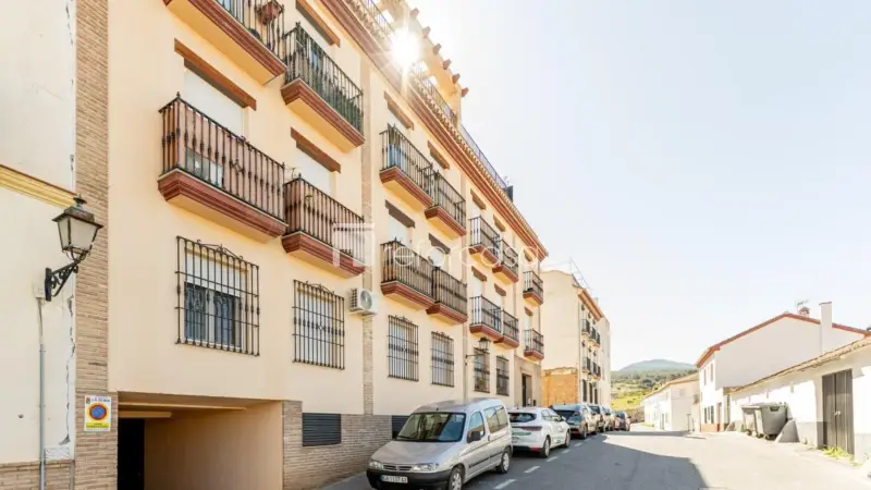 Piso en Venta en La Zubia: Luminoso y con Garaje