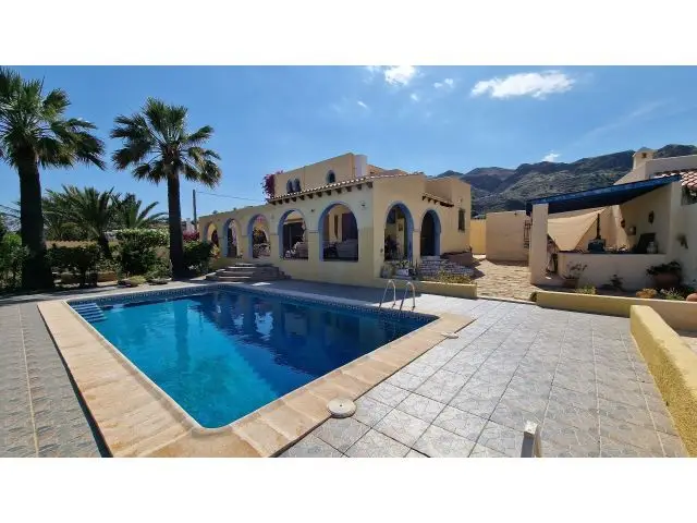 Chalet en Venta Mojacar: 3 Dormitorios, Piscina, Vistas al Mar