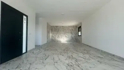 Chalet en Venta: Piscina, 3 Dormitorios, Diseño Minimalista