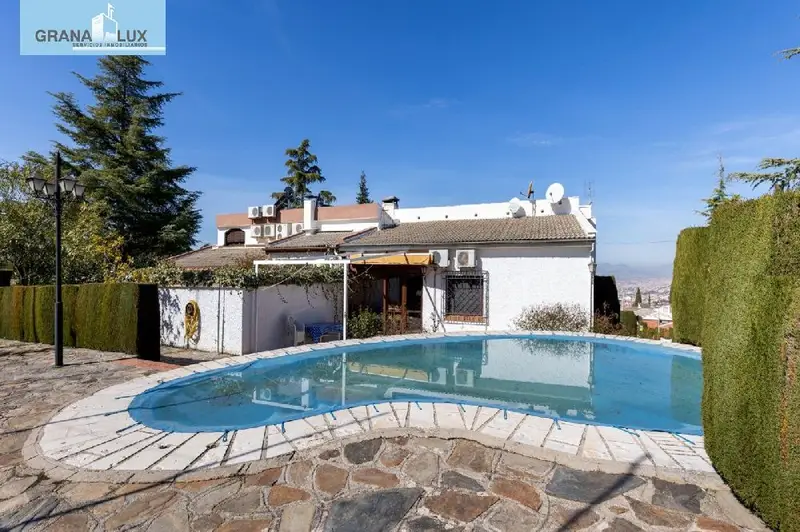 Chalet en Colinas Bermejas con Piscina y Pista de Tenis