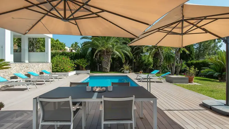 Chalet en Venta en Mallorca: Villa Moderna con Piscina y Vistas