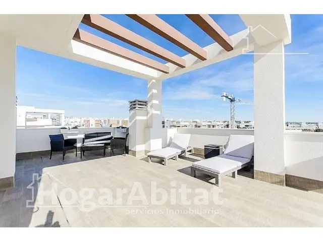 Chalet de Lujo con Jardin Piscina y Garaje Cerca de la Playa