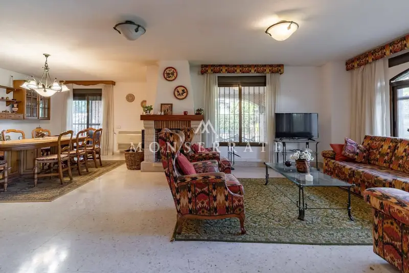 Chalet en Venta Riba roja de Turia Amplio con Piscina y Jardin