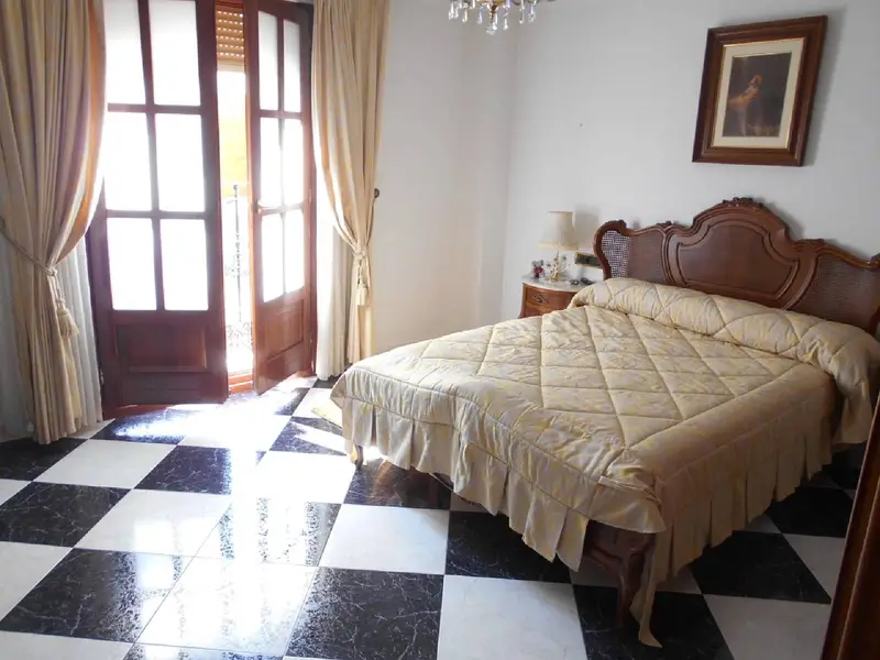 Casa con Garaje y 7 Dormitorios en Oliva Valencia