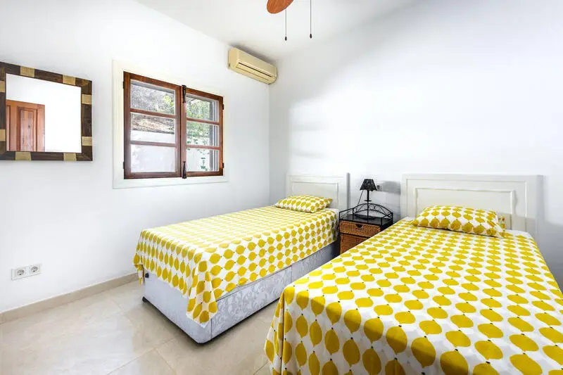 Villa de Lujo en Tolox 3 Dormitorios 2 Baños Jardin Piscina