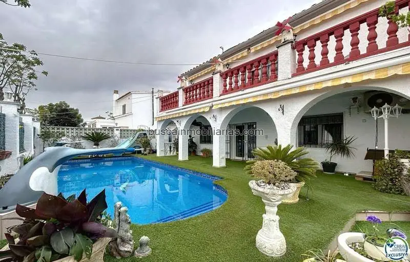 Villa en venta Castelló dEmpúries Empuriabrava Dos Apartamentos