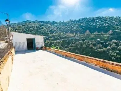 Casa de Campo con Encanto en Sayalonga: 185m² y Vistas al Valle