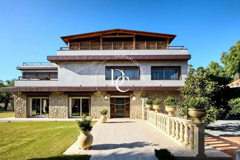 Chalet de Lujo en Sitges Terramar con Piscina y Vistas