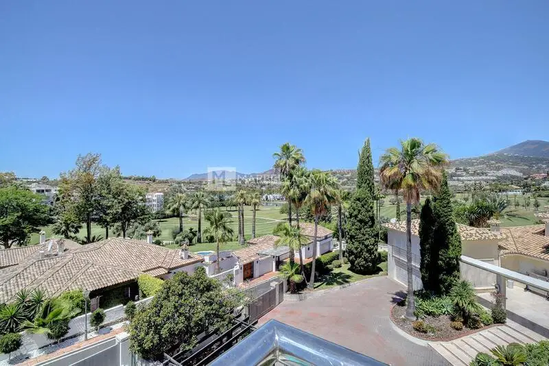 Villa de 5 Dormitorios en Nueva Andalucía