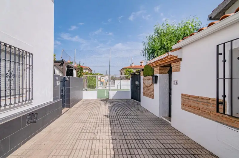 Casa Unifamiliar en Las Gabias con Piscina y Pista de Padel