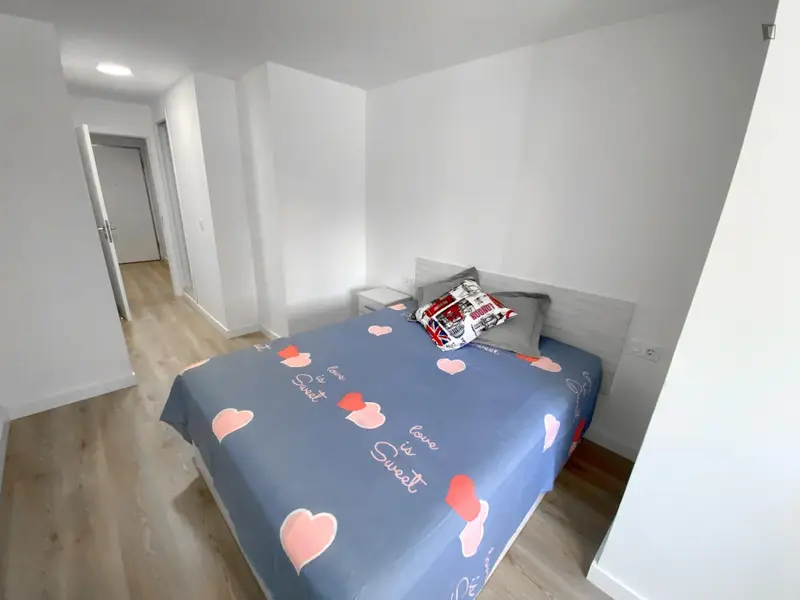 Estudio Doble con Baño Privado en Piso de 4 Habitaciones