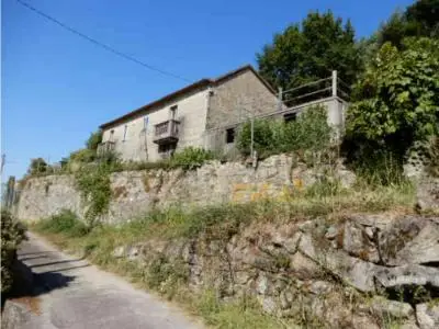 Casa Rustica para Restaurar con Garaje y Horreo