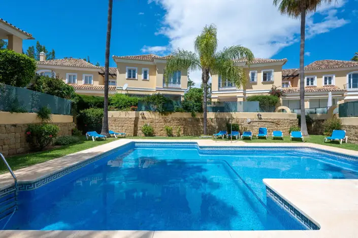 Villa Adosada en Elviria 3 Dormitorios Jardin Jacuzzi