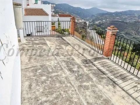 Casa de 6 Dormitorios en Canillas de Albaida con Vistas Panorámicas