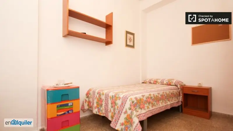 Habitacion en piso compartido para mujeres cerca Universidad Granada