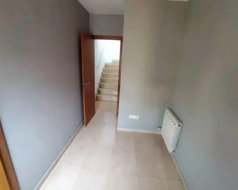 Garaje con 3 habitaciones y 2 baños en Figueres