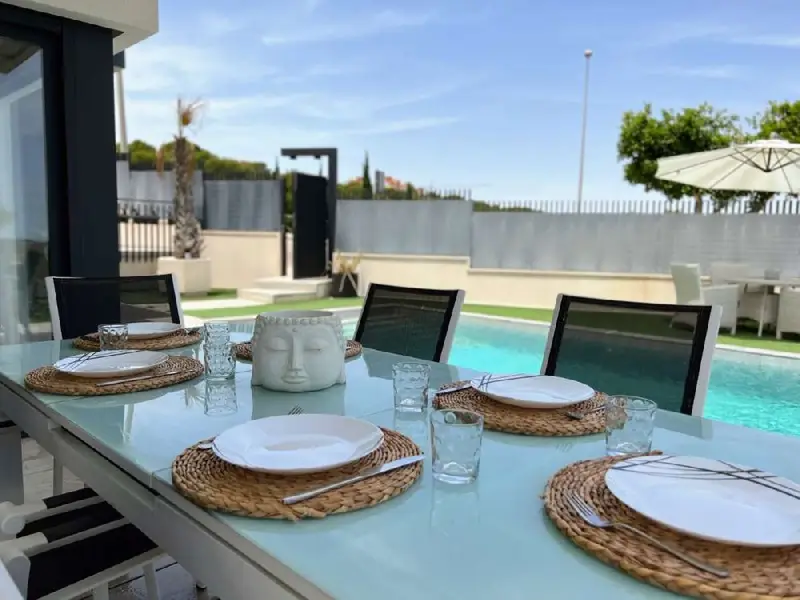 Villa con Piscina Privada en Villamartín