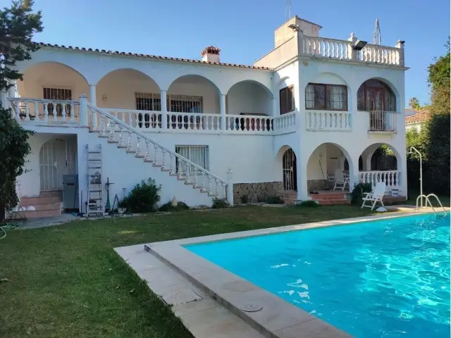 Casa Villa 65 Dormitorios en Marbesa  Renovacion