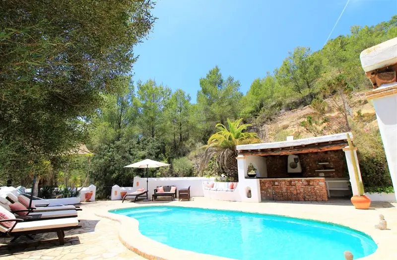 Chalet en Cala San Vicente con Piscina Privada y Vistas a la Montaña