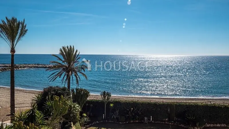 Apartamento en Marbella con vistas al mar y acceso a la playa