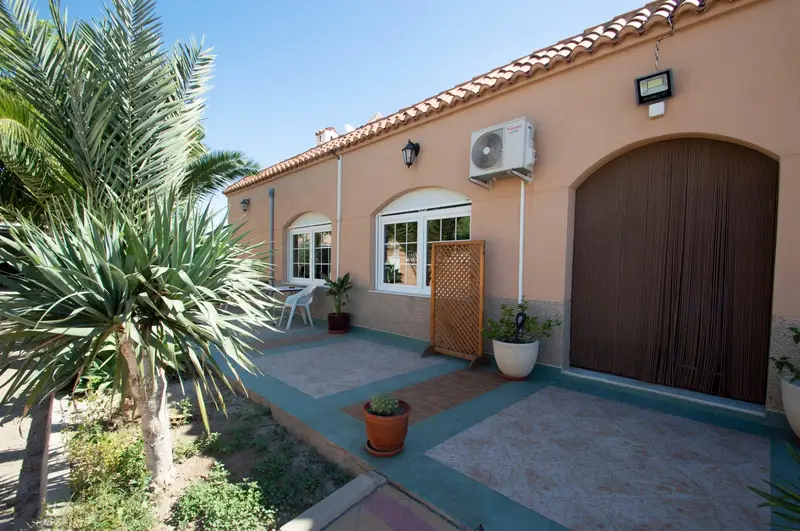 Chalet en Retamar Almeria con Chimenea y Piscina