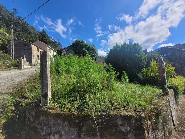 Casa de Piedra para Restaurar con Finca en La Coru
A