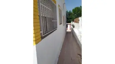 Chalet en Venta: 4 Dormitorios, 2 Baños, Placas Solares