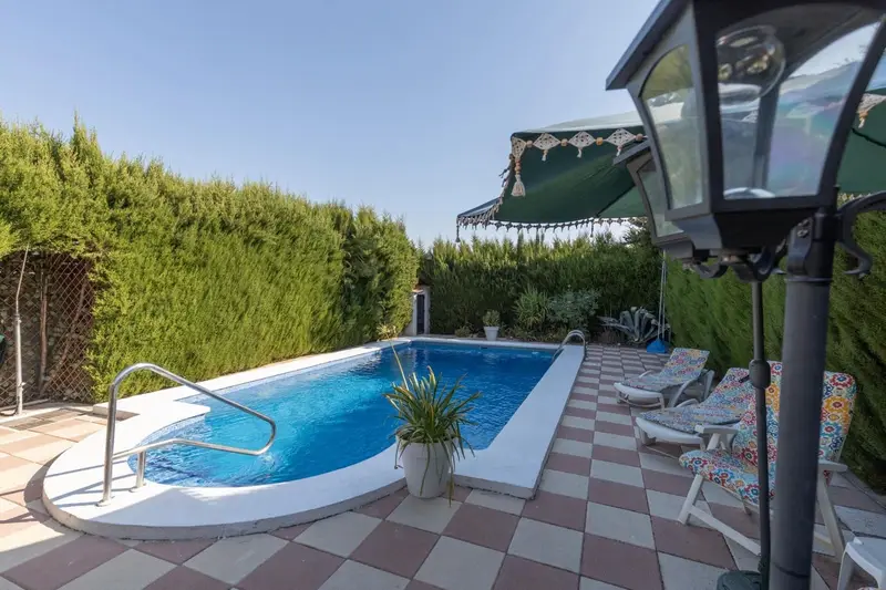 Chalet con Piscina en Cúllar Vega Gran oportunidad para Familias