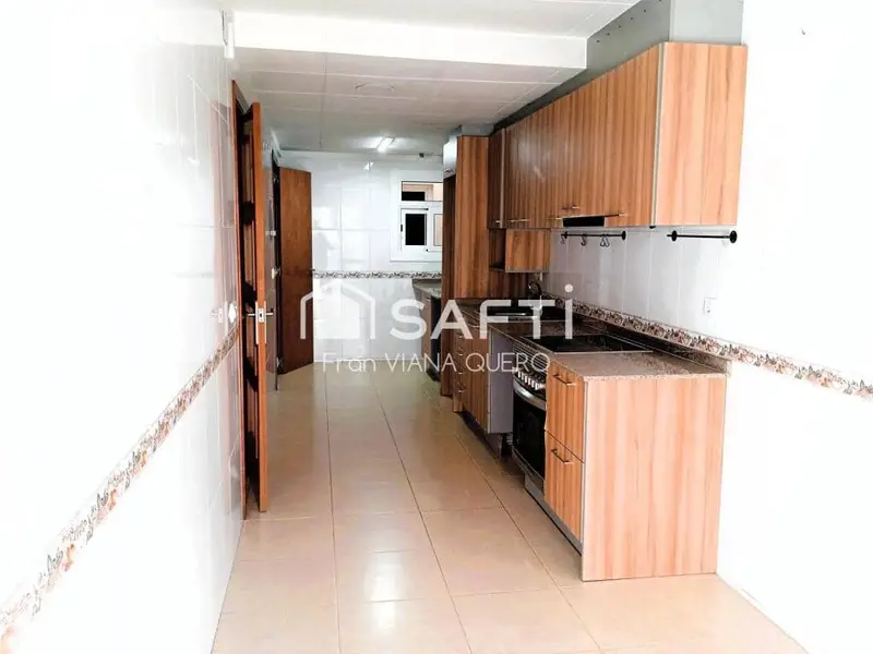 Chalet en venta en Pineda de Mar con local comercial y gran potencial