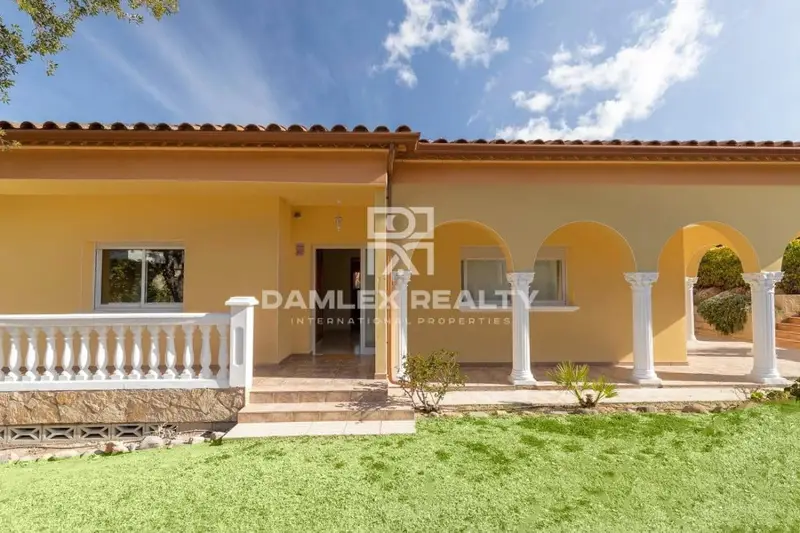 Chalet en venta en Costa Brava con piscina y jardin