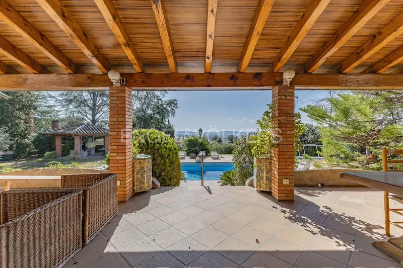 Chalet en Venta La Garriga Barcelona 4 Suites Piscina Jardin Casa Anexo