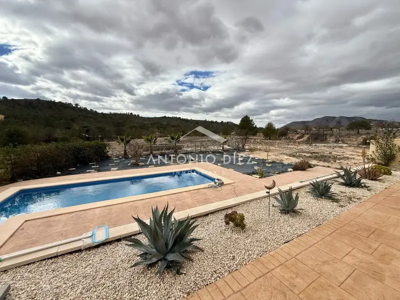 Chalet en Venta Canalosa Hondon de las Nieves Moderno Autosuficiente