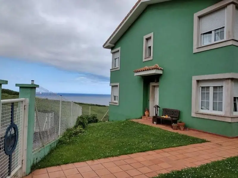 Chalet en Candás Asturias con Vistas al Mar Cerca de Gijón