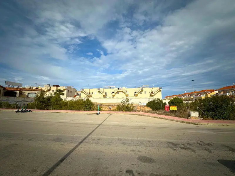 Oportunidad Comercial: Parcela en Esquina Orihuela Costa